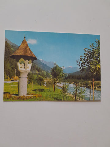 AK Willkommen in Osttirol. Bildstock aus einer Serie, die zur Erinnerung an die Hochwasserkatastrophe 1956/66 vom Amt der Tiroler Landesregierung in Auftrag gegeben wurde.