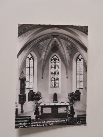 AK Pfarrkirche Altaussee mit Sakramentshäuschen und Glasfenster.
