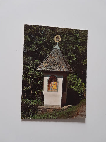 AK Kärntner Freilichtmuseum Maria Saal. Neunerkreuz - Bildstock mit Fresken des ak. Malers Franz Weiß.