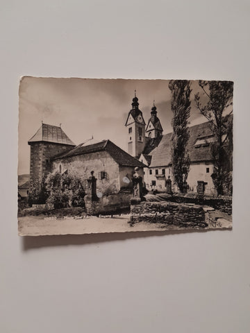 AK Maria Saal. Eingang zum Kirchhof mit gotischem Bollwerk.