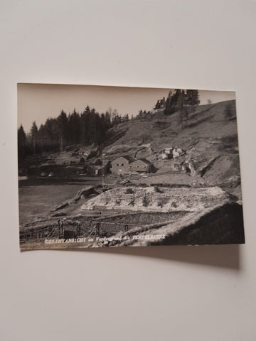 AK Ausgrabungen des Landes Kärnten auf dem Magdalensberg. Gesamtansicht im Vordergrund die Tempelruine.
