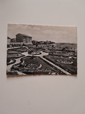 AK Grado. Giardini, spiaggia ed Hotel Esplanade.