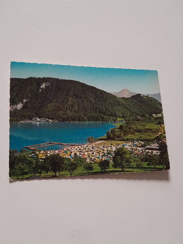 AK Campingbad Ossiacher See mit Blick auf Burgruine Landskron, Hotel Lido und Mittagskogel.