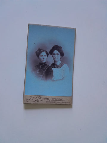 Hartkartonfoto Porträt. Verlag Josef Pompe, Wiener Neustadt.