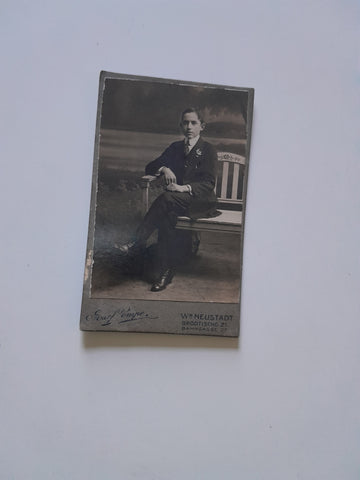 Hartkartonfoto Porträt. Verlag Josef Pompe, Wiener Neustadt.