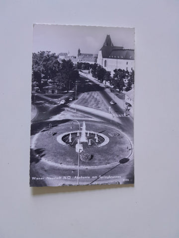 AK Wiener Neustadt Akademie mit Springbrunnen.