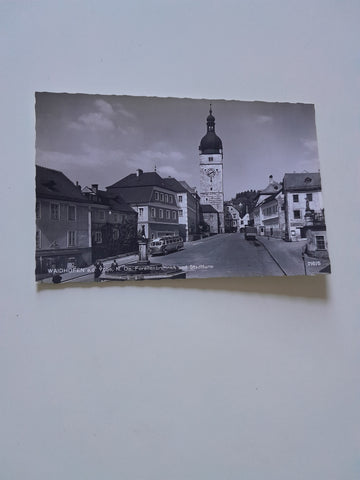AK Waidhofen an der Ybbs. Forellenbrunnen und Stadtturm. (1963)