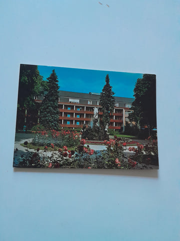 AK Baden bei Wien. Motiv aus dem Kurpark, Undinebrunnen mit Parkhotel.