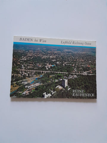 AK Baden bei Wien. Luftbild Richtung Osten. Ruine Rauheneck.