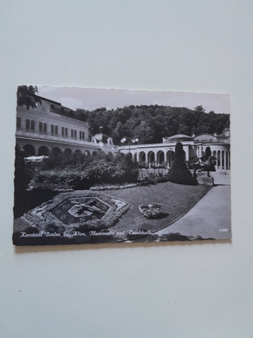 AK Baden bei Wien. Blumenuhr und Trinkhalle.