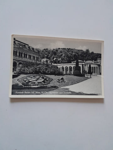 AK Baden bei Wien. Blumenuhr und Trinkhalle.