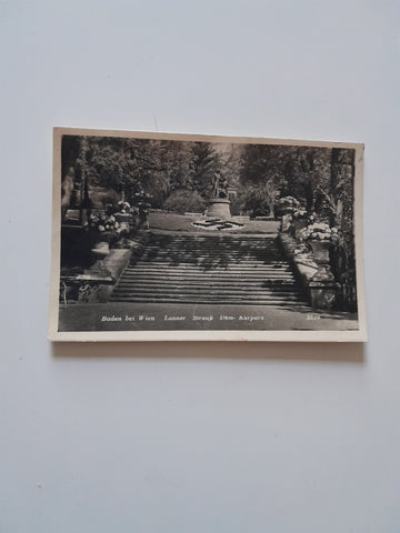 AK Baden bei Wien. Lanner Strauß Denkmal. Kurpark.