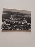 AK Klosterneuburg mit Augustiner Chorherrenstift gegen Ruine Kreuzenstein.