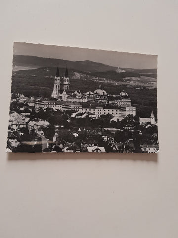 AK Klosterneuburg mit Augustiner Chorherrenstift gegen Ruine Kreuzenstein.