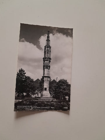 AK Klosterneuburg. Stiftsplatz mit Gotischer Lichtsäule.