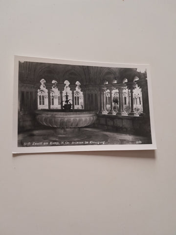 AK Stift Zwettl am Kamp. Brunnen im Kreuzgang.