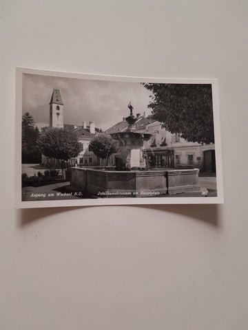 AK Aspang am Wechsel. Jubiläumsbrunnen am Hauptplatz.