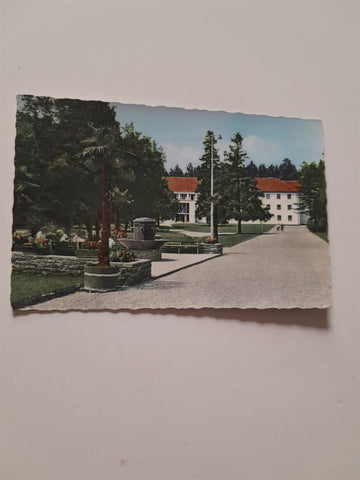 AK Bad Tatzmannsdorf. Trinkbrunnen mit Kurhotel.