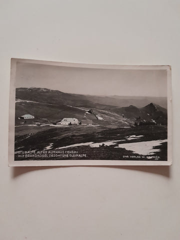 AK Stubalpe Altes Almhaus mit Brandkogel und Gleinalpe.