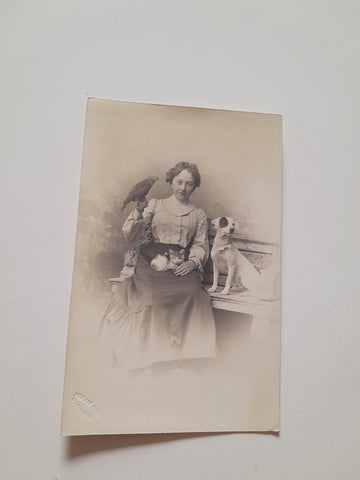 Porträtfoto mit Hund, Katze und Papagei (Nicolaus Kuss, Mariazell)