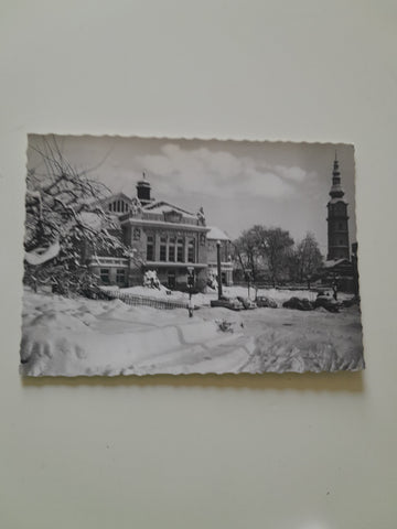 AK Klagenfurt. Stadttheater mit Stadtpfarrturm im Winter.