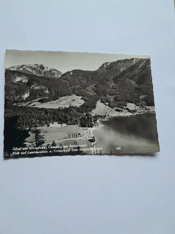 AK Gössl am Grundlsee, Camping mit Badestrand. Blick auf Lawinenstein...