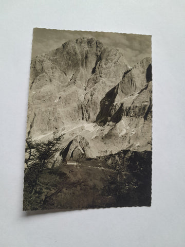 AK Dachsteinsüdwandhütte mit hohem Dachstein.