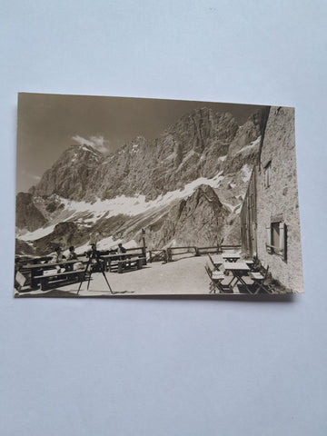 AK Dachstein Südwandhütte mit hohem Dachstein.