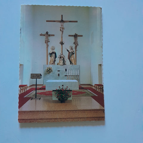AK Braunau am Inn. Kapuzinerkirche. Kreuzigungsgruppe und Altar.
