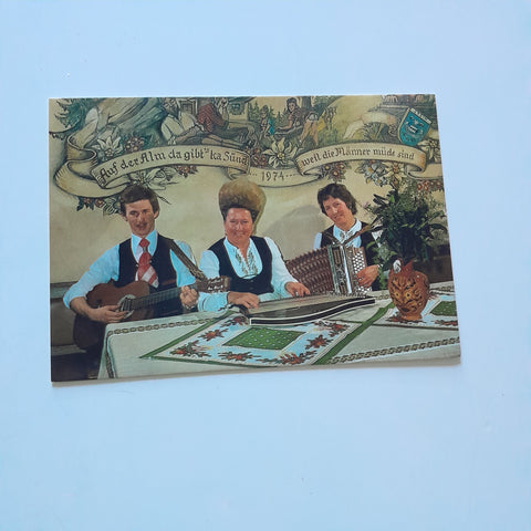 AK Almtrio mit der singenden Wirtin. Jausenstation Cafe Restaurant Zur singenden Wirtin. Binderalm. Grein/Donau. (Handsigniert von der singenden Wirtin)