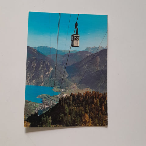 AK Ebensee mit Feuerkogelseilbahn. Blick auf das Tote Gebirge.