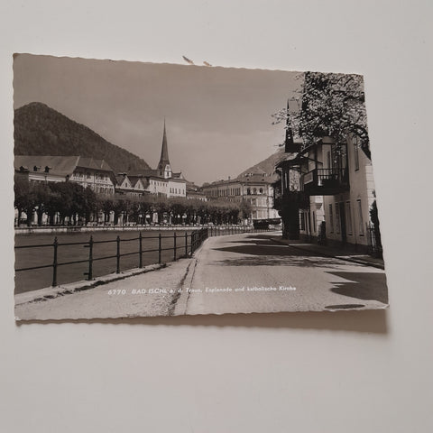 AK Bad Ischl. Esplanade und katholische Kirche.