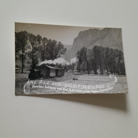 AK Zwischen Salzburg und Bad Ischl fährt a liebe kleine Eisenbahn.