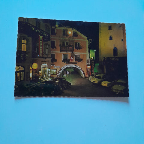 AK St. Wolfgang. Marktplatz bei Nacht mit Zufahrt zum Hotel Weißes Rößl.