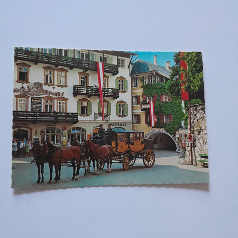 AK Historische Postkutsche am Marktplatz von St. Wolfgang.