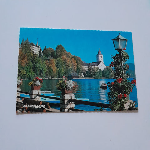 AK St. Wolfgang. Benatzky-Promenade mit Schloß Eibenstein.