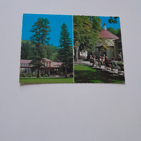 AK Bad Gleichenberg. Teilansicht der Kuranstalt und Brunnentempel.