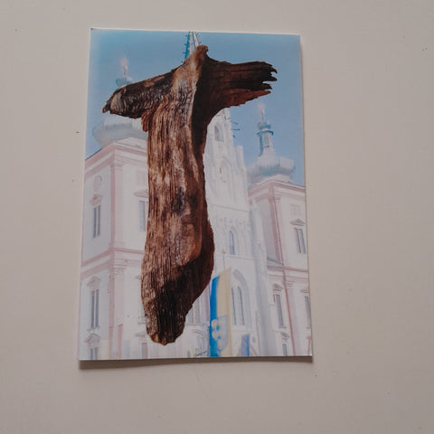 Foto Ein Holzkreuz von der Gewalt der Natur geformt und gezeichnet im Jahr 2008 auf der Fußwallfahrt von Sollenau nach Mariazell.