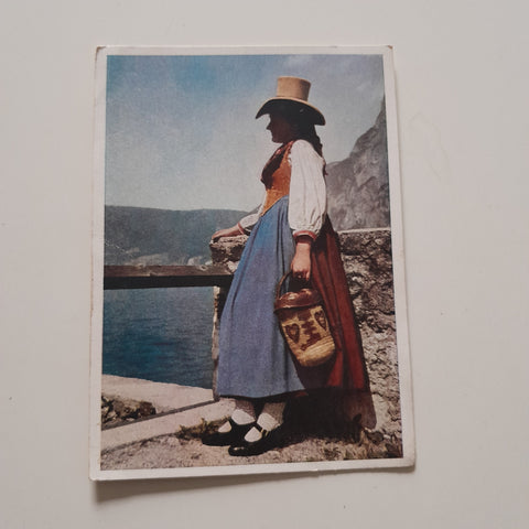AK Tracht im Salzkammergut.