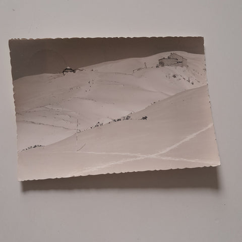 AK Skiparadies Krippenstein. Berghaus mit Übungshängen.