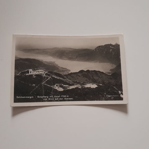 AK Schafberg mit Hotel und Blick auf den Attersee. Fliegeraufnahme.