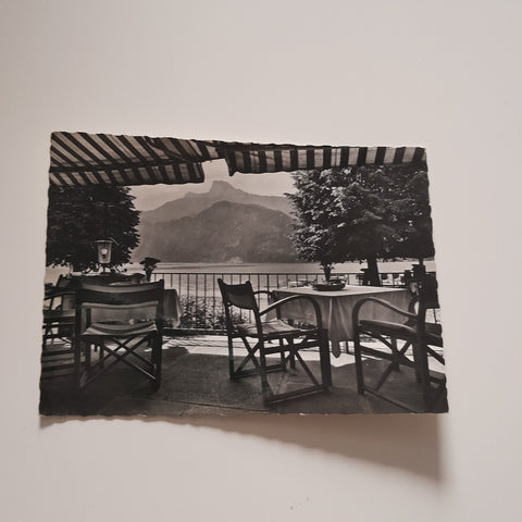 AK Strandhotel Pichl - Auhof am Mondsee. Blick gegen Schafberg.