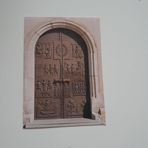 AK Enns. Westtor der Basilika St. Laurenz. Porta St. Floriani. (in Bronze von Peter Dimmel 1970)