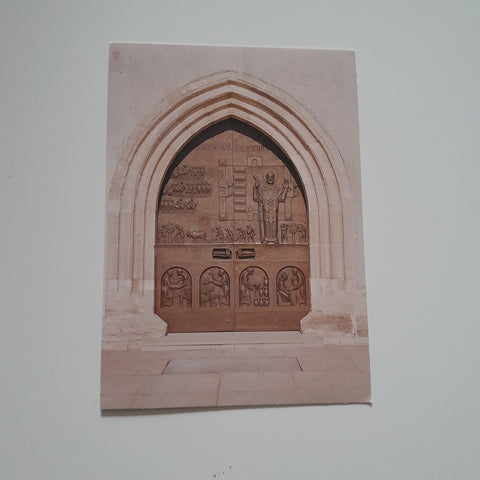 AK Enns. Westtor der Basilika St. Laurenz. Porta St. Severini. (in Bronze von Peter Dimmel 1972)