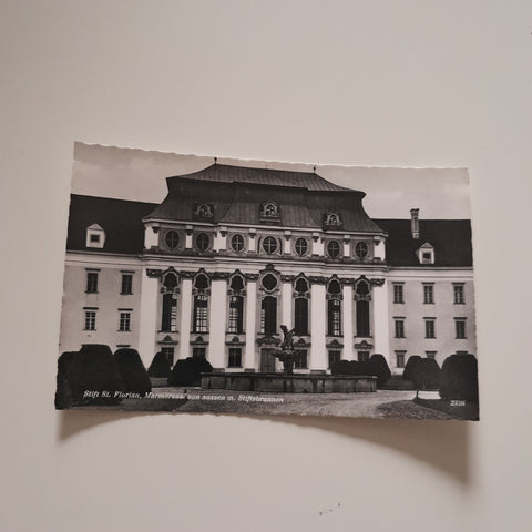 AK Stift St. Florian, Marmorsaal von außen mit Stiftsbrunnen.