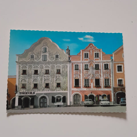 AK Obernberg am Inn. Woerndlehaus und Apotheke auf dem Marktplatz.