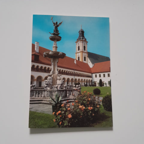 AK Reichersberg am Inn. Augustiner Chorherrenstift. Äußerer Stiftshof mit Michaelsbrunnen.