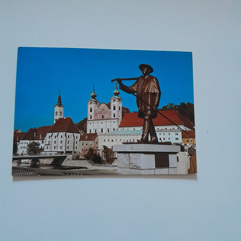 AK Steyr. Bürgerspital und Michaelerkirche Flößerdenkmal auf der Ennsbrücke.