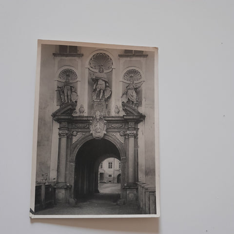 AK Kremsmünster. Brückentor mit Blick in den inneren Stiftshof.