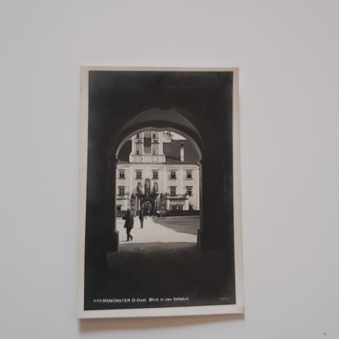 AK Kremsmünster. Blick in den Stiftshof. (1928)